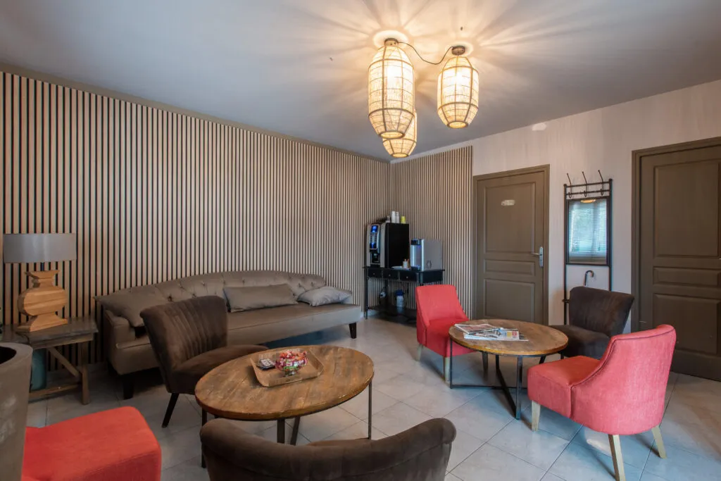 space détente de la chambre funéraire Brun de l'Uzège avec fauteuils et machine à café