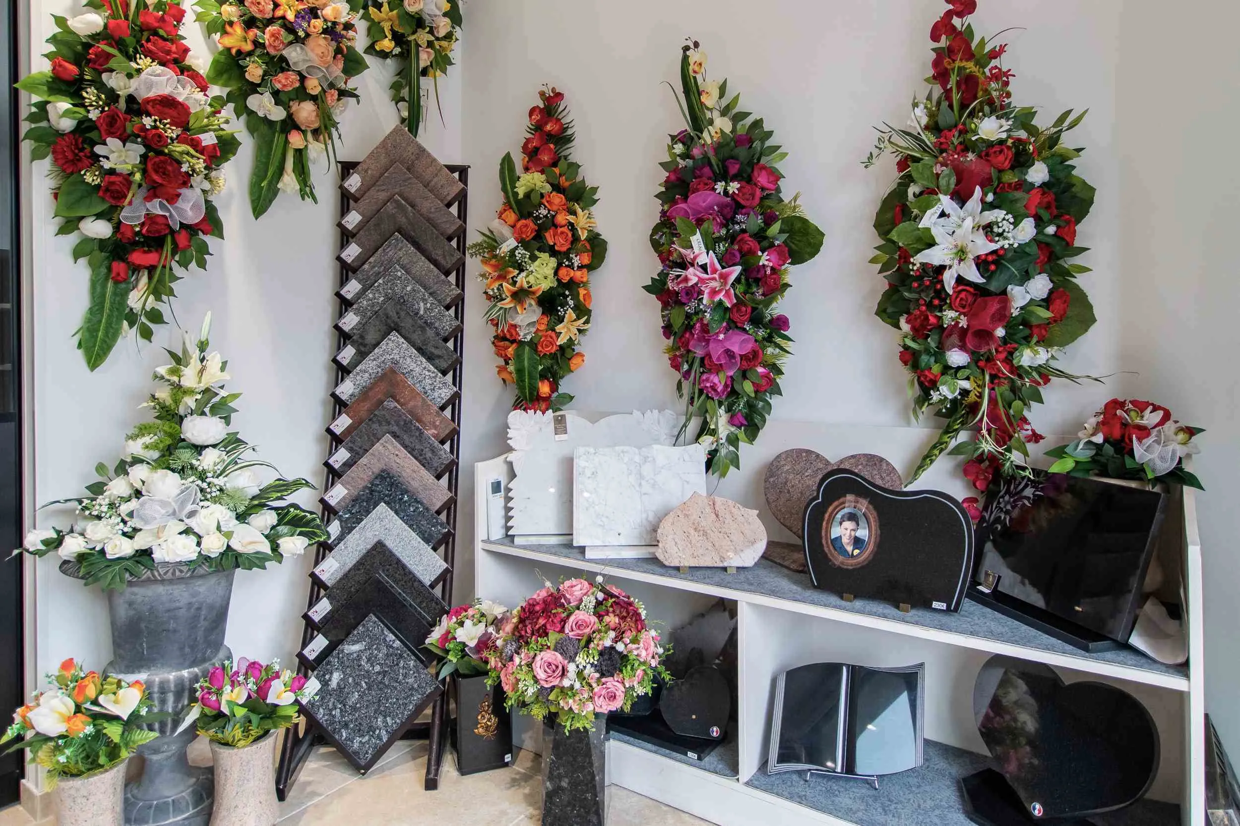 Composition de fleurs de deuil, plaques funéraires et articles de marbrerie en magasin
