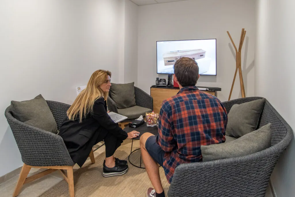 Conseillère funéraire en entretien avec une famille dans un salon d'accueil moderne