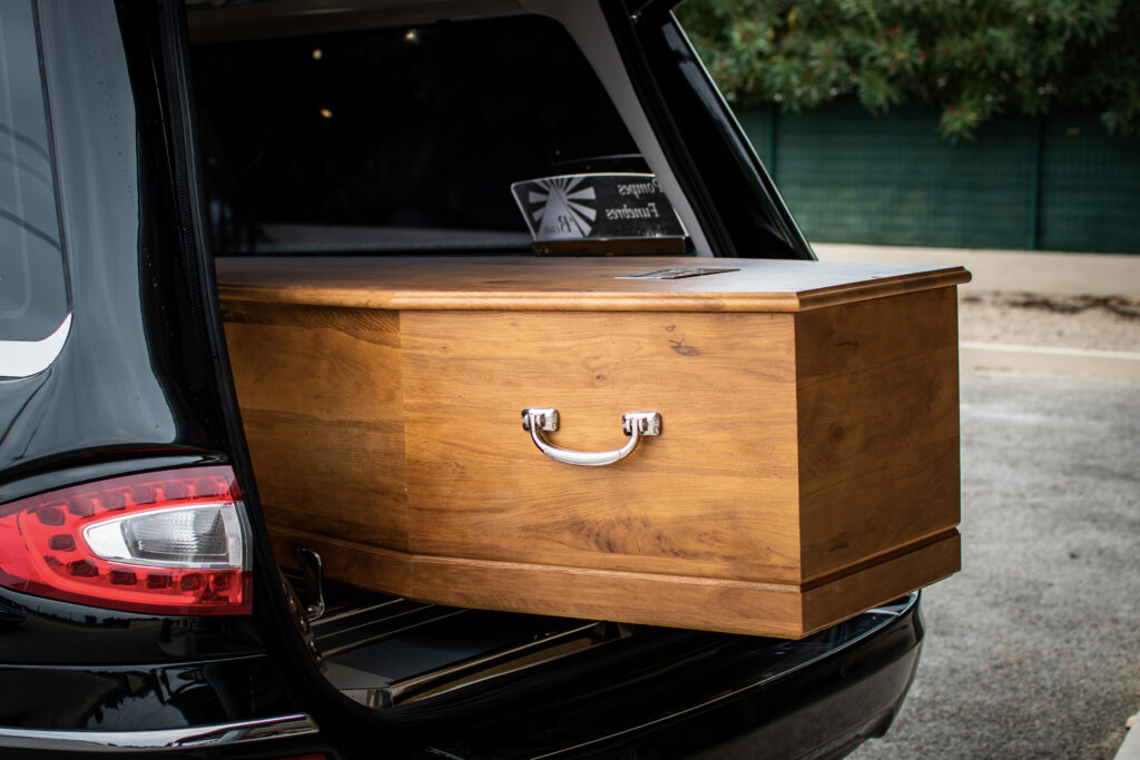 fleurs dans un vase dans un cimetiere