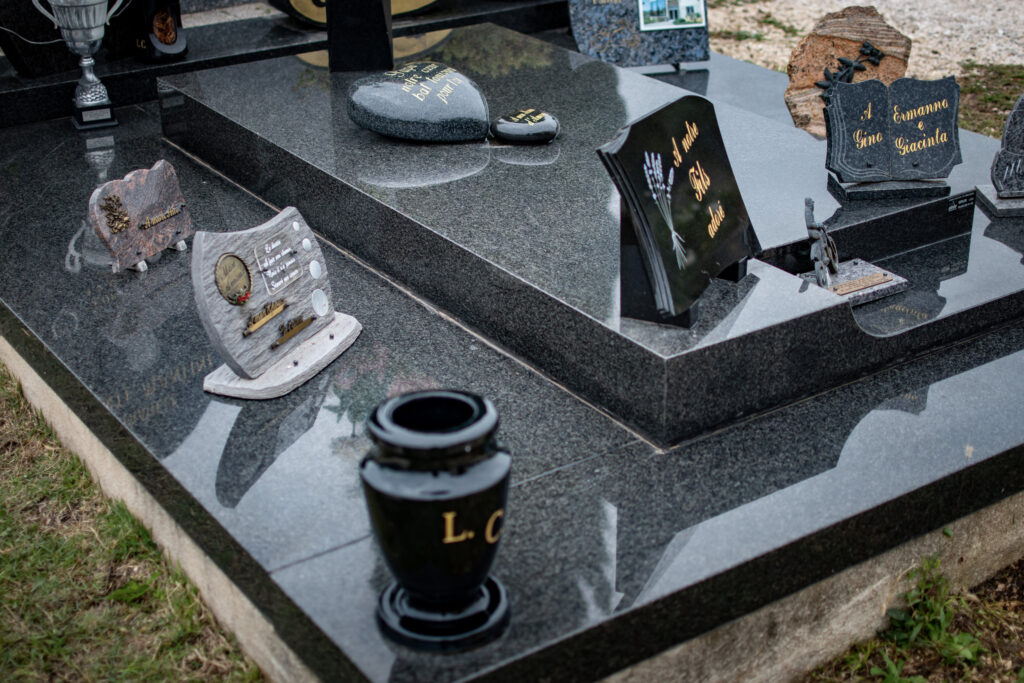 fleurs dans un vase dans un cimetiere