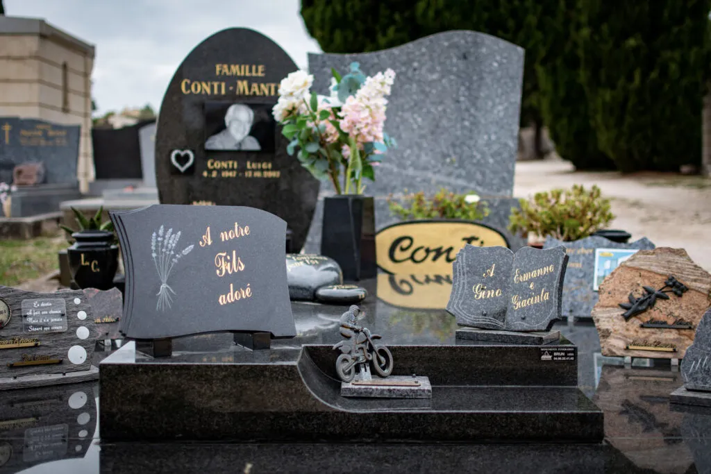 Gros plan sur une plaque funéraire personnalisée en granit gravée A notre fils adoré