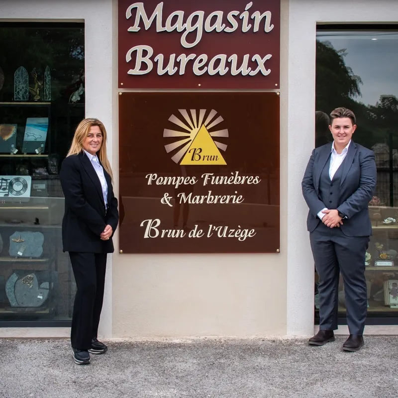 Membre de l'équipe devant l'agence Pompes Funèbres et Marbrerie Brun de l'Uzège