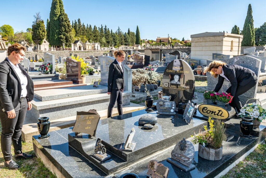 responsable funeraire depose une bouquet